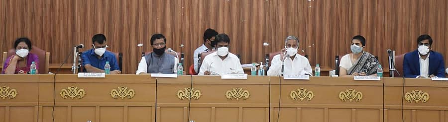 ಮಡಿಕೇರಿಯಲ್ಲಿ ಶುಕ್ರವಾರ ನಡೆದ ಸಭೆಯಲ್ಲಿ ಜಿಲ್ಲಾ ಉಸ್ತುವಾರಿ ಸಚಿವ ವಿ.ಸೋಮಣ್ಣ ಮಾತನಾಡಿದರು