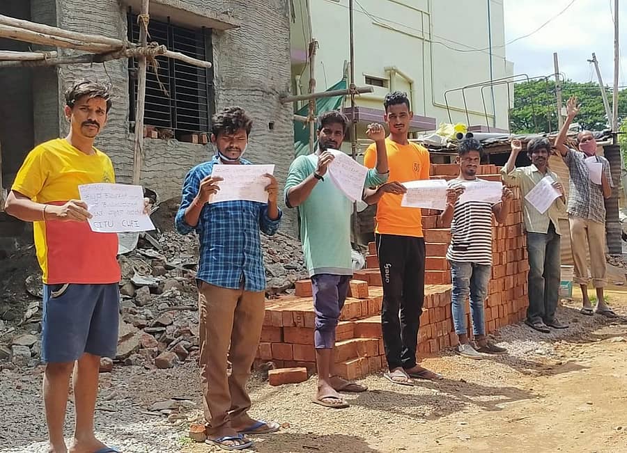 ಕಟ್ಟಡ ನಿರ್ಮಾಣ ಕಾರ್ಮಿಕರು ಶುಕ್ರವಾರ ಹೊಸಪೇಟೆಯಲ್ಲಿ ಕೆಲಸ ನಿರ್ವಹಿಸುತ್ತಿದ್ದ ಸ್ಥಳದಲ್ಲೇ ಪ್ರತಿಭಟನೆ ನಡೆಸಿದರು