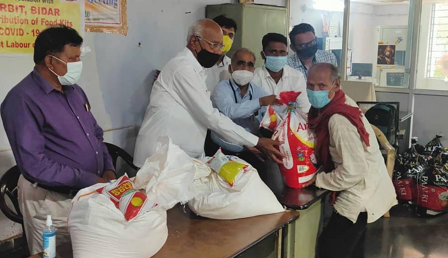 ಬೀದರ್ ತಾಲ್ಲೂಕಿನ ಕೊಳಾರ(ಕೆ) ಕೈಗಾರಿಕಾ ಪ್ರದೇಶದಲ್ಲಿ ವಲಸೆ ಕಾರ್ಮಿಕರಿಗೆ ಆಹಾರಧಾನ್ಯ ಕಿಟ್ ವಿತರಿಸಲಾಯಿತು