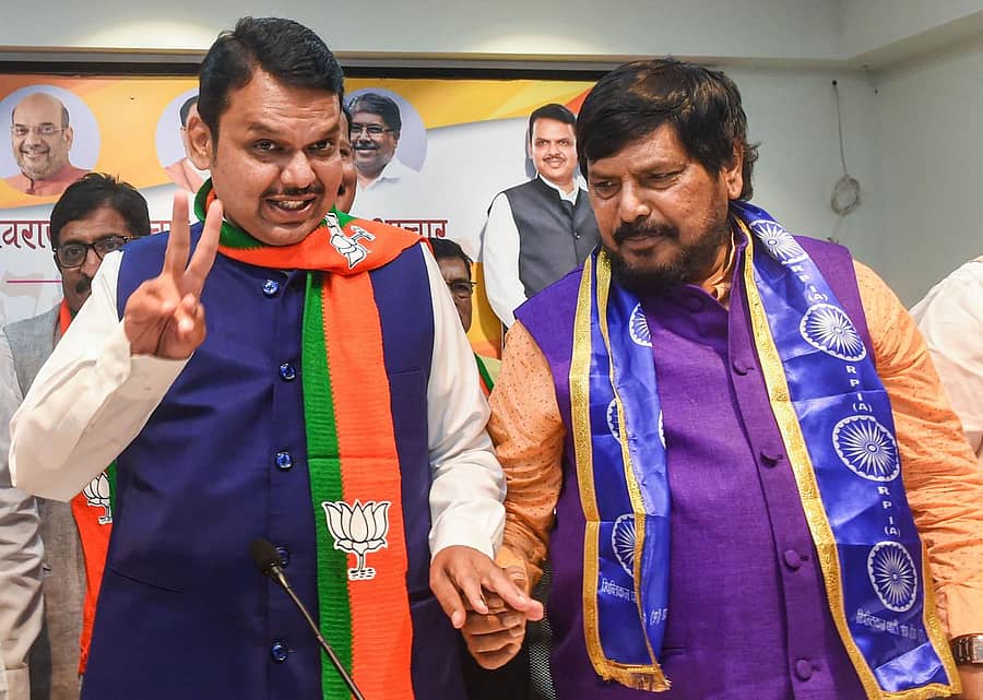 ಮಹಾರಾಷ್ಟ್ರ ಬಿಜೆಪಿ ನಾಯಕ ದೇವೇಂದ್ರ ಫಡಣವೀಸ್‌ ಜೊತೆಗೆ ಕೇಂದ್ರ ಸಚಿವ ರಾಮದಾಸ್‌ ಅಟವಳೆ ( ಪಿಟಿಐ ಚಿತ್ರ )