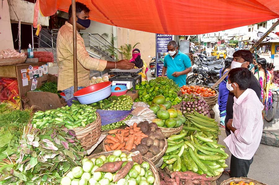 ಕಲಬುರ್ಗಿ ನಗರದ ರೈಲು ನಿಲ್ದಾಣದ ರಸ್ತೆಯಲ್ಲಿ ಶುಕ್ರವಾರ ಗ್ರಾಹಕರು ತರಕಾರಿ ಖರೀದಿಸಿದರುಪ್ರಜಾವಾಣಿ ಚಿತ್ರ: ಪ್ರಶಾಂತ್ ಎಚ್.ಜಿ