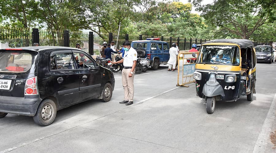 ಮೈಸೂರಿನಲ್ಲಿ ಕೋವಿಡ್ ಸೋಂಕು ನಿತ್ಯವೂ ಒಂದು ಸಾವಿರದ ಆಸುಪಾಸಿನಲ್ಲೇ ದಾಖಲಾಗುತ್ತಿದ್ದು, ಪೊಲೀಸರು ಅನಗತ್ಯವಾಗಿ ಸಂಚರಿಸುವವರ ವಿರುದ್ಧ ಕ್ರಮ ಜರುಗಿಸಲು ಶುಕ್ರವಾರವೂ ವಾಹನ ತಪಾಸಣೆ ನಡೆಸಿದರು