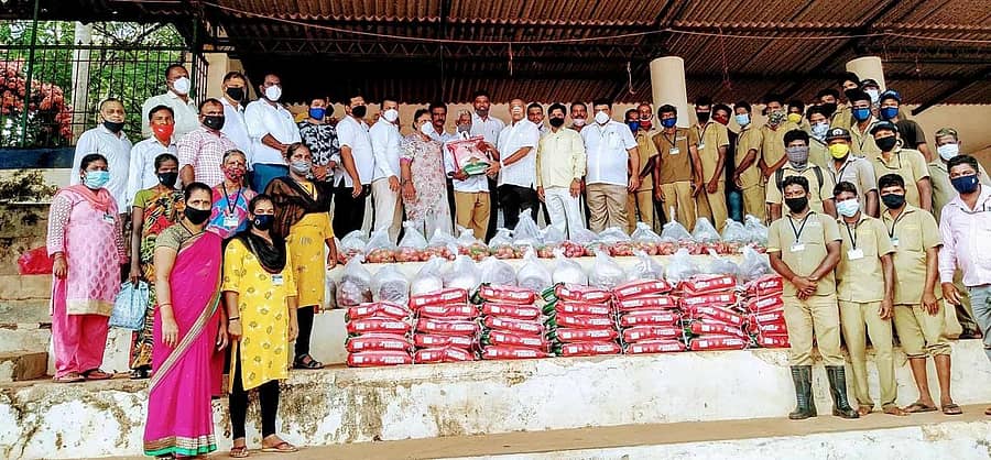 ಮೂಲ್ಕಿಯಲ್ಲಿ ಪೌರ ಕಾರ್ಮಿಕರಿಗೆ ಮಾಜಿ ಸಚಿವ ಅಭಯಚಂದ್ರ ಜೈನ್ ಕಿಟ್ಗಳನ್ನು ವಿತರಿಸಿದರು.