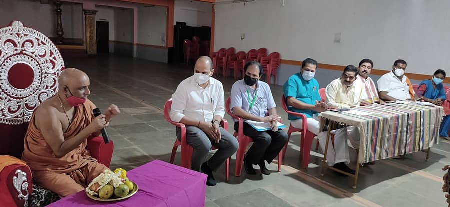 ಪುತ್ತೂರು ಮಹಾಲಿಂಗೇಶ್ವರ ದೇವಳದ ನಟರಾಜ ವೇದಿಕೆಯಲ್ಲಿ ಶುಕ್ರವಾರ ನಡೆದ ಹಡಿಲು ಬಿದ್ದ ಭೂಮಿಯಲ್ಲಿ ಭತ್ತದ ಬೇಸಾಯ ಮಾಡುವ ಕುರಿತ ಚಿಂತನಾ ಸಭೆಯಲ್ಲಿ ಒಡಿಯೂರು ಕ್ಷೇತ್ರದ ಗುರುದೇವಾನಂದ ಸ್ವಾಮೀಜಿ ಮಾತನಾಡಿದರು.