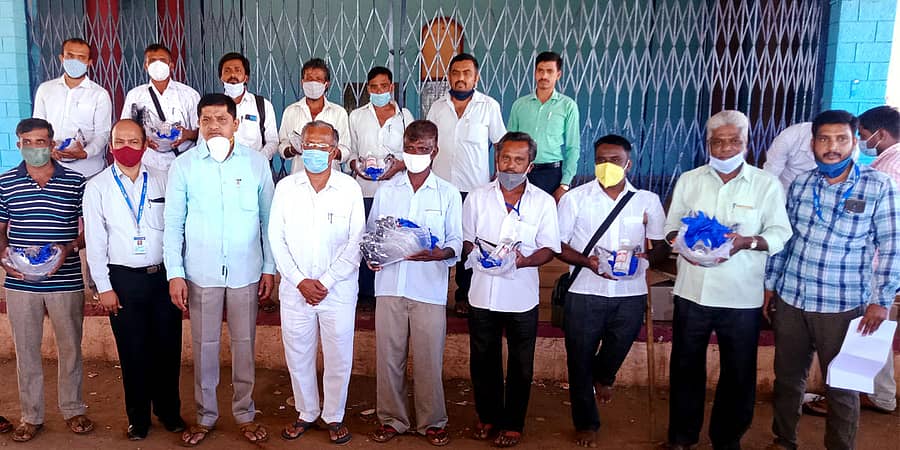 ಹಾಲು ಉತ್ಪಾದಕ ಸಹಕಾರ ಸಂಘಗಳಲ್ಲಿ ಕಾರ್ಯನಿರ್ವಹಿಸುತ್ತಿರುವ ಸಿಬ್ಬಂದಿಗೆ ಮಾಸ್ಕ್, ಸ್ಯಾನಿಟೈಸರ್ ವಿತರಿಸಲಾಯಿತು