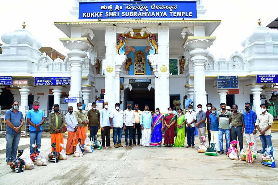 ಕುಕ್ಕೆ ಸುಬ್ರಹ್ಮಣ್ಯ ದೇವಾಲಯದ ವತಿಯಿಂದ ರಿಕ್ಷಾ ಹಾಗೂ ಟ್ಯಾಕ್ಸಿ ಚಾಲಕರಿಗೆ ಕಿಟ್ ವಿತರಿಸಲಾಯಿತು.