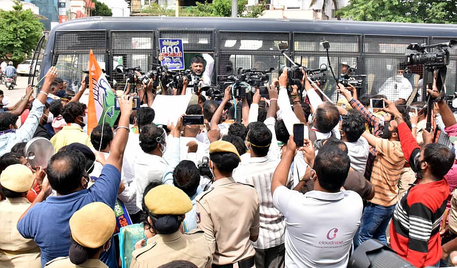 ಶಿವಾನಂದ ವೃತ್ತದ ರೆಡ್ಡಿ ಪೆಟ್ರೋಲ್ ಬಂಕ್ ಎದುರು ಪ್ರತಿಭಟನೆ ನಡೆಸುತ್ತಿದ್ದ ಕೆಪಿಸಿಸಿ ಅಧ್ಯಕ್ಷ ಡಿ.ಕೆ. ಶಿವಕುಮಾರ್ ಮತ್ತು ಪಕ್ಷದ ಮುಖಂಡರು, ಕಾರ್ಯಕರ್ತರನ್ನು ಪೊಲೀಸರು ವಶಕ್ಕೆ ಪಡೆದು ಕರೆದೊಯ್ಯುತ್ತಿರುವುದು– ಪ್ರಜಾವಾಣಿ ಚಿತ್ರ