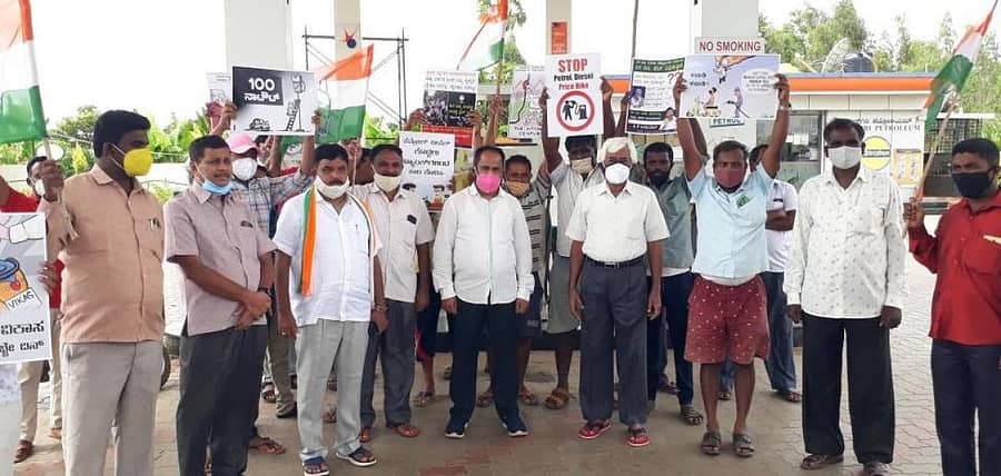 ಮಾಗಡಿಯಲ್ಲಿ ಕೇಂದ್ರ ಸರ್ಕಾರದ ಬೆಲೆ ಏರಿಕೆ ವಿರುದ್ಧ ಸಿ.ಎಸ್.ಗಂಗಾಧರ್ ತಂಡದವರು ಪ್ರತಿಭಟನೆ ನಡೆಸಿದರು. ಗ್ರಾ.ಪಂ. ಮಾಜಿ ಅಧ್ಯಕ್ಷ ಕೆಂಚೇಗೌಡ, ಜಿಲ್ಲಾ ಕಾಂಗ್ರೆಸ್ ಪ್ರಧಾನ ಕಾರ್ಯದರ್ಶಿ ಬಿ.ಎಸ್.ಕುಮಾರ್, ನಿವೃತ್ತ ಶಿಕ್ಷಕ ಮರಿಗೌಡ, ರಾಮಕೃಷ್ಣಯ್ಯ, ಗೌಡಯ್ಯ ಇದ್ದರು