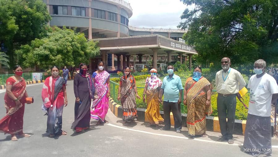 ಬಿಸಿಯೂಟದ ಸಿಬ್ಬಂದಿಗೆ ಕೊರೊನಾ ಪರಿಹಾರಧನ ನೀಡಬೇಕು ಎಂದು ಒತ್ತಾಯಿಸಿ ಕೊಪ್ಪಳದಲ್ಲಿ ಶುಕ್ರವಾರ ಬಿಸಿಯೂಟ ನೌಕರರ ಒಕ್ಕೂಟದ ಸಿಬ್ಬಂದಿ ಜಿಲ್ಲಾಧಿಕಾರಿಗೆ ಮನವಿ ಸಲ್ಲಿಸಿದರು