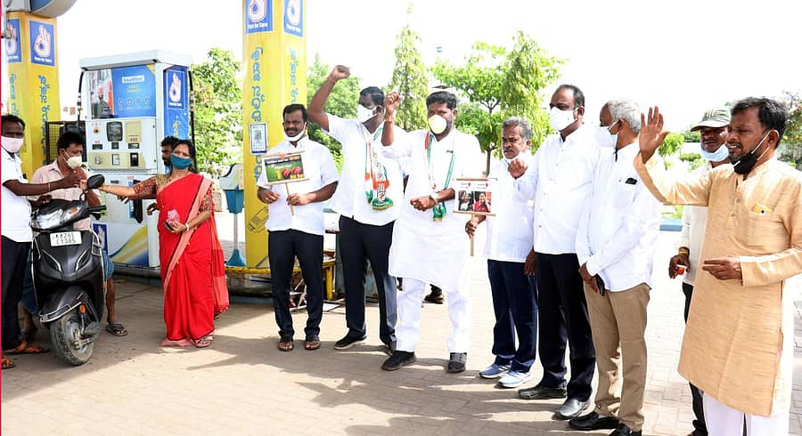ಅಗತ್ಯ ವಸ್ತು ಮತ್ತು ಪೆಟ್ರೋಲ್, ಡೀಸೆಲ್ ಬೆಲೆ ಏರಿಕೆ ಖಂಡಿಸಿ ಕಾಂಗ್ರೆಸ್ ಕಾರ್ಯಕರ್ತರು ಕೊಪ್ಪಳದಲ್ಲಿ '100 ನಾಟ್ ಔಟ್' ಎಂದು ವಿನೂತನ ರೀತಿಯಲ್ಲಿ ಪ್ರತಿಭಟನೆ ನಡೆಸಿ ರಾಜ್ಯ, ಕೇಂದ್ರ ಸರ್ಕಾರದ ವಿರುದ್ಧ ಆಕ್ರೋಶ ವ್ಯಕ್ತಪಡಿಸಿದರು