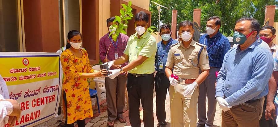 ಬೆಳಗಾವಿಯ ಕುಮಾರಸ್ವಾಮಿ ಬಡಾವಣೆಯ ಕೋವಿಡ್ ಕೇರ್ ಕೇಂದ್ರದಲ್ಲಿ ಆರೈಕೆ ಪಡೆದು ಗುಣಮುಖರಾಗಿ ಬಿಡುಗಡೆಯಾದವರಿಗೆ ಜಿಲ್ಲಾಧಿಕಾರಿ ಎಂ.ಜಿ. ಹಿರೇಮಠ ಸಸಿ ನೀಡಿ ಬೀಳ್ಕೊಟ್ಟರು