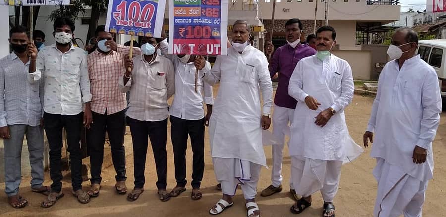 ಕುಷ್ಟಗಿಯಲ್ಲಿ ಇಂಧನ ಬೆಲೆ ಹೆಚ್ಚಳ ಖಂಡಿಸಿ ನಡೆಸಿದ ಪ್ರತಿಭಟನೆಯಲ್ಲಿ ಶಾಸಕ ಅಮರೇಗೌಡ ಬಯ್ಯಾಪುರ ಹಾಗೂ ಇತರರು ಭಾಗವಹಿಸಿದ್ದರು