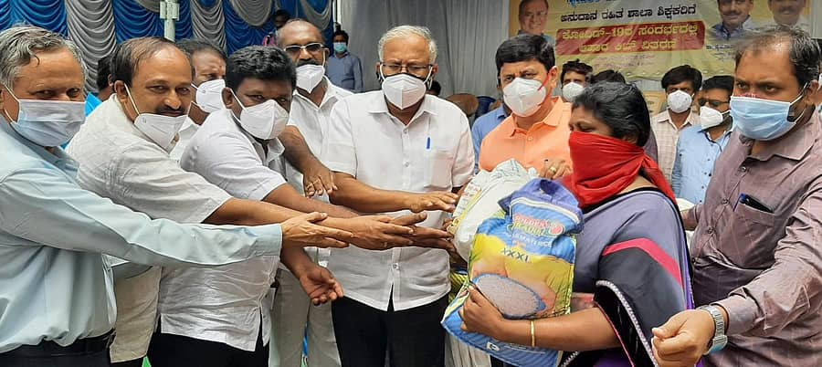 ವಿಧಾನ ಪರಿಷತ್ ಸದಸ್ಯರಾದ ವೈ.ಎ.ನಾರಾಯಣಸ್ವಾಮಿ ಮತ್ತು ಚಿದಾನಂದ ಎಂ.ಗೌಡ ಅಭಿಮಾನಿಗಳ ಬಳಗವು ಕೋಲಾರದಲ್ಲಿ ಶನಿವಾರ ಹಮ್ಮಿಕೊಂಡಿದ್ದ ಕಾರ್ಯಕ್ರಮದಲ್ಲಿ ಶಿಕ್ಷಣ ಸಚಿವ ಎಸ್‌.ಸುರೇಶ್‌ಕುಮಾರ್‌ ಖಾಸಗಿ ಅನುದಾನರಹಿತ ಶಾಲಾ ಶಿಕ್ಷಕರು ಹಾಗೂ ಸಿಬ್ಬಂದಿಗೆ ದಿನಸಿ ವಿತರಿಸಿದರು.