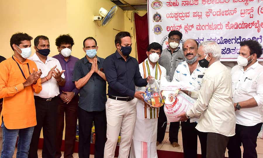 ಮಂಗಳೂರಿನ ಕದ್ರಿ ಗೋಕುಲ್ ಸಭಾಭವನದಲ್ಲಿ ಶನಿವಾರ ತುಳು ನಾಟಕ ಕಲಾವಿದರ ಒಕ್ಕೂಟ, ಯಕ್ಷಧ್ರುವ ಪಟ್ಲ ಫೌಂಡೇಶನ್ ಟ್ರಸ್ಟ್ , ಲಯನ್ಸ್ ಕ್ಲಬ್ ಮಂಗಳೂರು ಕೊಡಿಯಾಲ್ ಬೈಲ್, ಫ್ರೆಂಡ್ಸ್ ತುಳುವೆರ್ ಕುವೈತ್ ಆಶ್ರಯದಲ್ಲಿ ನಾಟಕ ಕಲಾವಿದರಿಗೆ ದಿನಸಿ ಕಿಟ್ ವಿತರಣೆ ನಡೆಯಿತು.