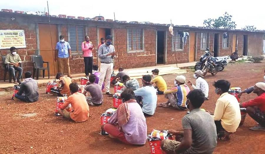 ಬೀದರ್ ತಾಲ್ಲೂಕಿನ ಘೋಡಂಪಳ್ಳಿಯಲ್ಲಿ ನಡೆದ ವಲಸೆ ಕಾರ್ಮಿಕರಿಗೆ ಆಹಾರಧಾನ್ಯ ಕಿಟ್ ವಿತರಣೆ ಕಾರ್ಯಕ್ರಮದಲ್ಲಿ ಪ್ರವರ್ಧ ಸ್ವಯಂ ಸೇವಾ ಸಂಸ್ಥೆಯ ಸಹಾಯಕ ಕಾರ್ಯನಿರ್ವಾಹಕ ಅಧಿಕಾರಿ ಸುನೀಲ್ ಬಿ ಮಾತನಾಡಿದರು