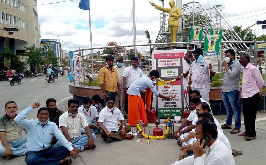 ರಾಯಚೂರಿನ ಡಾ.ಬಿ. ಆರ್. ಅಂಬೇಡ್ಕರ್ ವೃತ್ತದಲ್ಲಿ ಜೆಡಿಎಸ್ ಜಿಲ್ಲಾ ಘಟಕದ ಪದಾಧಿಕಾರಿಗಳು ಕಂದಿಲ್ ಗೆ ಪೂಜೆ ಮಾಡಿ ಶನಿವಾರ ಪ್ರತಿಭಟನೆ ನಡೆಸಿದರು