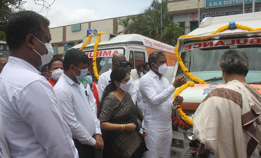 ಮಾತೃಶ್ರೀ ಶೈಕ್ಷಣಿಕ ಮತ್ತು ಸಾಮಾಜಿಕ ಕಲ್ಯಾಣ ಟ್ರಸ್ಟ್ ಹಾಗೂ ಬಿಜೆಪಿ ಸಹಯೋಗದಲ್ಲಿ ಎಸ್ಎನ್ಆರ್ ಜಿಲ್ಲಾ ಆಸ್ಪತ್ರೆಗೆ ಕೊಡುಗೆಯಾಗಿ ಕೊಟ್ಟಿರುವ ಆಂಬುಲೆನ್ಸ್ಗಳ ಸೇವೆಗೆ ಸಂಸದ ಎಸ್.ಮುನಿಸ್ವಾಮಿ ಕೋಲಾರದಲ್ಲಿ ಶನಿವಾರ ಚಾಲನೆ ನೀಡಿದರು