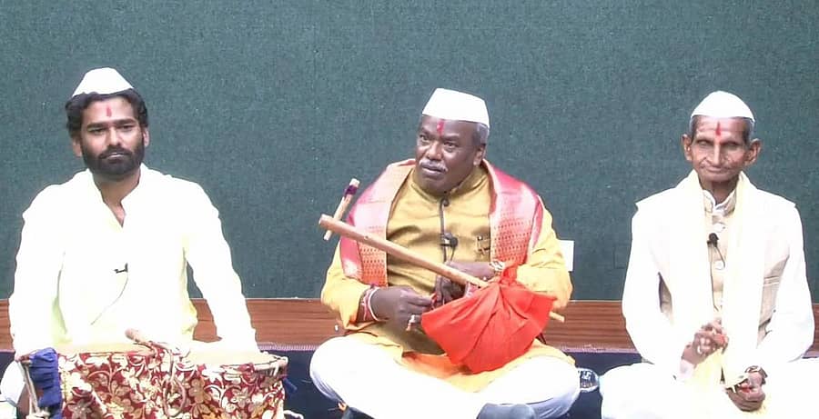 ಗಾಯನದಲ್ಲಿ ತೊಡಗಿರುವ ಗೊಂದಲಿಗರು