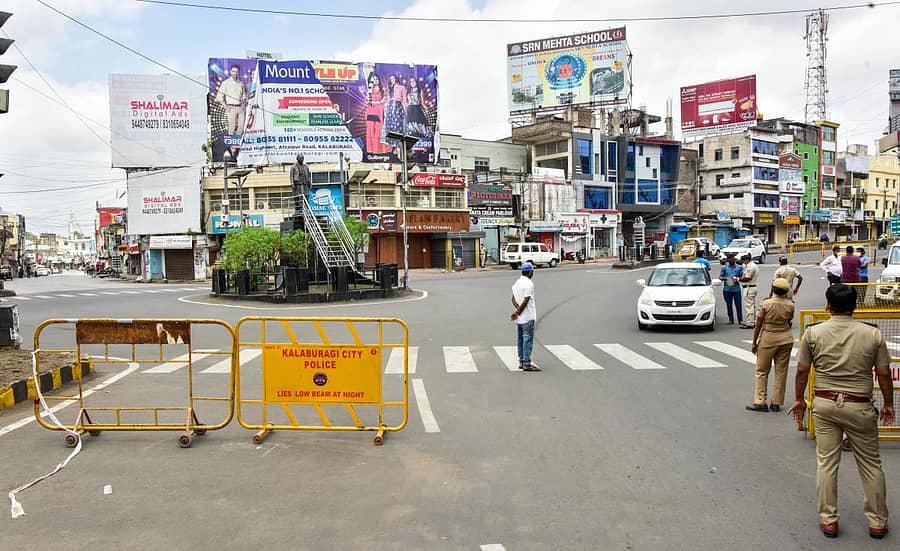 ಕಲಬುರ್ಗಿ ನಗರದ ಸರ್ದಾರ್ ವಲ್ಲಭಾಯಿ ಪಟೇಲ್ ವೃತ್ತದಲ್ಲಿ ಪೊಲೀಸರು ವಾಹನ ತಪಾಸಣೆ ನಡೆಸುತ್ತಿರುವುದು–ಸಂಗ್ರಹ ಚಿತ್ರ