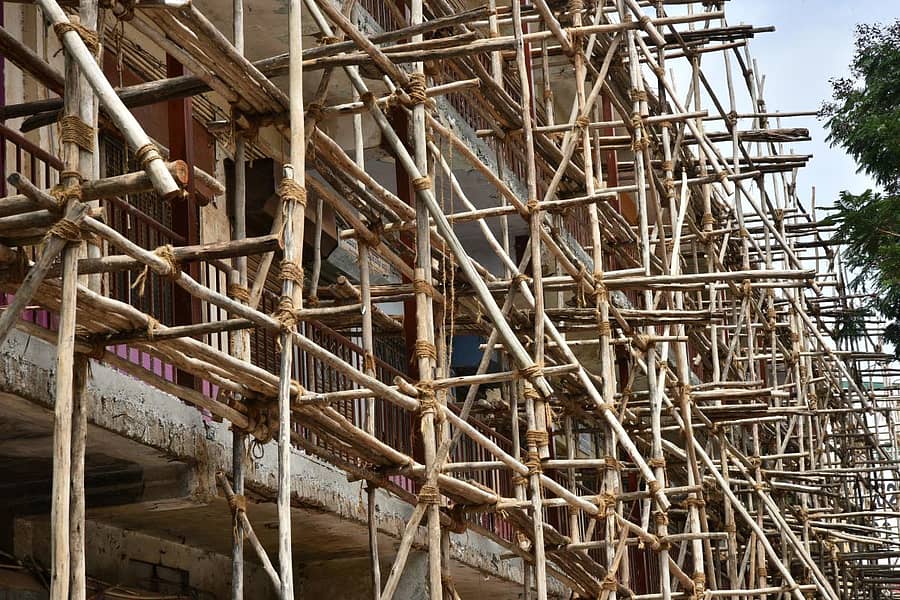 ಕೋವಿಡ್ ಲಾಕ್ಡೌನ್ನಿಂದಾಗಿ ಹುಬ್ಬಳ್ಳಿಯಲ್ಲಿ ಕಟ್ಟಡ ನಿರ್ಮಾಣ ಕಾಮಗಾರಿ ಅರ್ಧದಲ್ಲಿ ನಿಂತಿರುವುದು –ಪ್ರಜಾವಾಣಿ ಚಿತ್ರ/ತಾಜುದ್ದೀನ್ ಆಜಾದ್