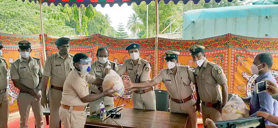 ಚನ್ನಪಟ್ಟಣದಲ್ಲಿ ನಡೆದ ಕಾರ್ಯಕ್ರಮದಲ್ಲಿ ಜಿಲ್ಲಾ ಪೊಲೀಸ್ ವರಿಷ್ಠಾಧಿಕಾರಿ ಎಸ್. ಗಿರೀಶ್ ಪೊಲೀಸರಿಗೆ ದಿನಸಿ ಕಿಟ್ ವಿತರಿಸಿದರು