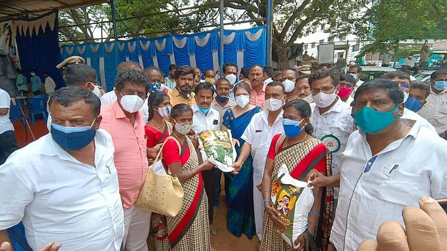 ಅಂಗನವಾಡಿ ಮತ್ತು ಆಶಾ ಕಾರ್ಯಕರ್ತೆಯರಿಗೆ ಶಾಸಕಿ ಅನಿತಾ ಕುಮಾರಸ್ವಾಮಿ ಆಹಾರದ ಕಿಟ್‌ ವಿತರಿಸಿದರು