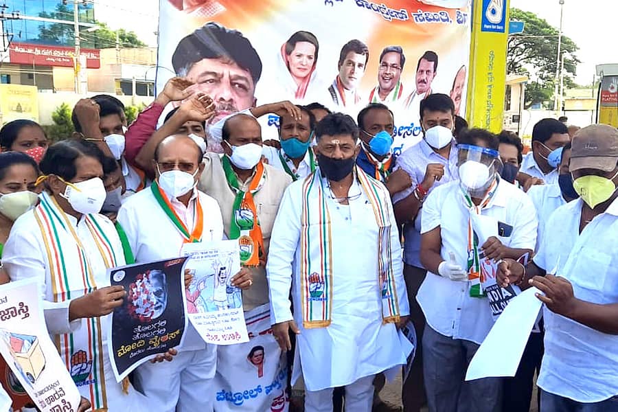 ಪ್ರತಿಭಟನೆಯಲ್ಲಿ ಭಾಗವಹಿಸಿದ್ದ ಕೆಪಿಸಿಸಿ ಅಧ್ಯಕ್ಷ ಡಿ.ಕೆ.ಶಿವಕುಮಾರ್, ಮುಖಂಡರಾದ ಟಿ.ಬಿ.ಜಯಚಂದ್ರ, ಬಿ.ಎನ್.ಚಂದ್ರಪ್ಪ