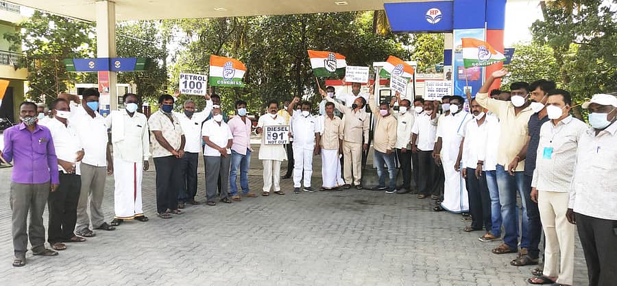 ಕೊರಟಗೆರೆಯಲ್ಲಿ ಕಾಂಗ್ರೆಸ್ ಮುಖಂಡರು ಇಂಧನ ಬೆಲೆ ಏರಿಕೆ ವಿರುದ್ಧ ಕೇಂದ್ರ ಹಾಗೂ ರಾಜ್ಯ ಸರ್ಕಾರದ ವಿರುದ್ಧ ಪ್ರತಿಭಟನೆ ನಡೆಸಿದರು