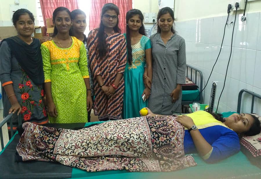 ರಕ್ತದಾನ ಶಿಬಿರದಲ್ಲಿ ವಿದ್ಯಾರ್ಥಿನಿಯರು ರಕ್ತದಾನ ಮಾಡಿದರು