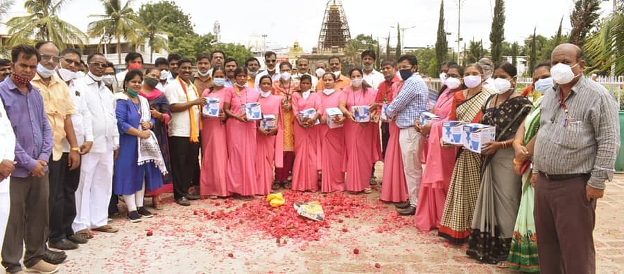 ಕಲಬುರ್ಗಿಯಲ್ಲಿ ಆಶಾ ಕಾರ್ಯಕರ್ತೆಯರಿಗೆ ವಿಶ್ವಜ್ಯೋತಿ ಪ್ರತಿಷ್ಠಾನದಿಂದ ಸ್ಟೀಮರ್ ಯಂತ್ರಗಳನ್ನು ವಿತರಿಸಲಾಯಿತು