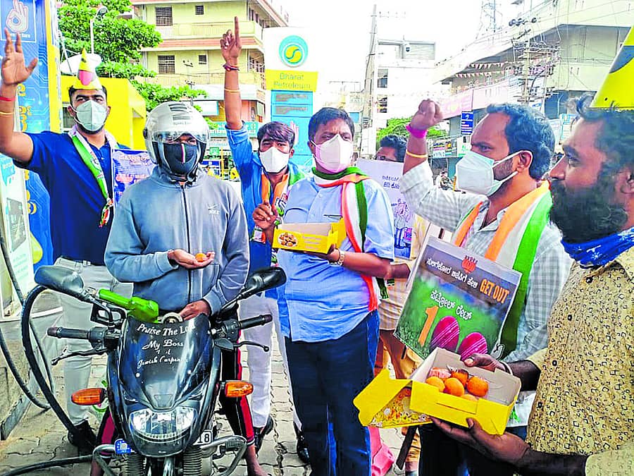 ಕಾಂಗ್ರೆಸ್ ಕಾರ್ಯಕರ್ತರು ರಾಮಮೂರ್ತಿ ನಗರ ಪೆಟ್ರೋಲ್ ಬಂಕ್ ಬಳಿ ಗ್ರಾಹಕರಿಗೆ ಸಿಹಿ ಹಂಚಿ ಪೆಟ್ರೋಲ್, ಡೀಸೆಲ್ ದರ ಏರಿಕೆ ವಿರುದ್ಧ ಶನಿವಾರ ಪ್ರತಿಭಟನೆ ನಡೆಸಿದರು