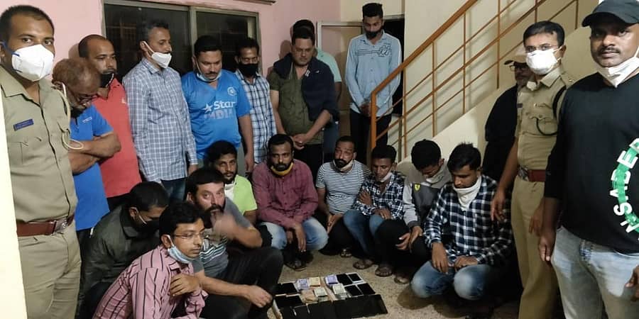 ಬೆಳಗಾವಿಯ ಖಂಜರ್‌ ಗಲ್ಲಿಯಲ್ಲಿ ಶನಿವಾರ ಮಧ್ಯರಾತ್ರಿ ಜೂಜಾಟದಲ್ಲಿ ತೊಡಗಿದ್ದ ಆರೋಪದ ಮೇಲೆ 18 ಮಂದಿಯನ್ನು ಪೊಲೀಸರು ಬಂಧಿಸಿದ್ದಾರೆ