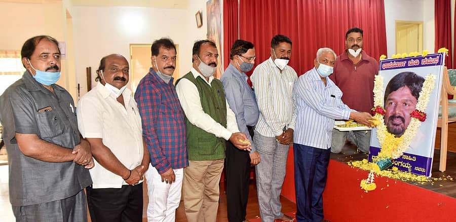 ಕವಿ ಸಿದ್ಧಲಿಂಗಯ್ಯ ಅವರ ಭಾವಚಿತ್ರಕ್ಕೆ ಜಿಲ್ಲಾ ಕನ್ನಡ ಸಾಹಿತ್ಯ ಪರಿಷತ್ ಹಾಗೂ ಭಾರತೀಯ ದಲಿತ ಸಾಹಿತ್ಯ ಅಕಾಡೆಮಿ ವತಿಯಿಂದ ಭಾನುವಾರ ಪುಷ್ಪನಮನ ಸಲ್ಲಿಸಲಾಯಿತು. ಮೂಗೂರು ನಂಜುಂಡಸ್ವಾಮಿ, ಎಂ.ಚಂದ್ರಶೇಖರ್, ಕೆ.ಎಸ್.ಶಿವರಾಮು, ಡಾ.ವೈ.ಡಿ.ರಾಜಣ್ಣ, ಪ್ರೊ.ಸಿ.ನಾಗಣ್ಣ, ವೆಂಕಟೇಶ್, ಪ್ರೊ.ಕೆ.ಎಸ್.ಭಗವಾನ್ ಇದ್ದಾರೆ