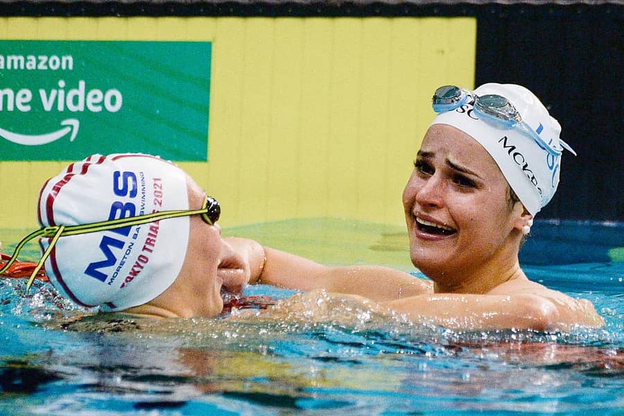 ವಿಶ್ವದಾಖಲೆ ನಿರ್ಮಿಸಿದ ಬಳಿಕ ಭಾವುಕರಾದ ಕೈಲಿ ಮೆಕಿಯೊನ್ (ಬಲ)– ಎಎಫ್ಪಿ ಚಿತ್ರ