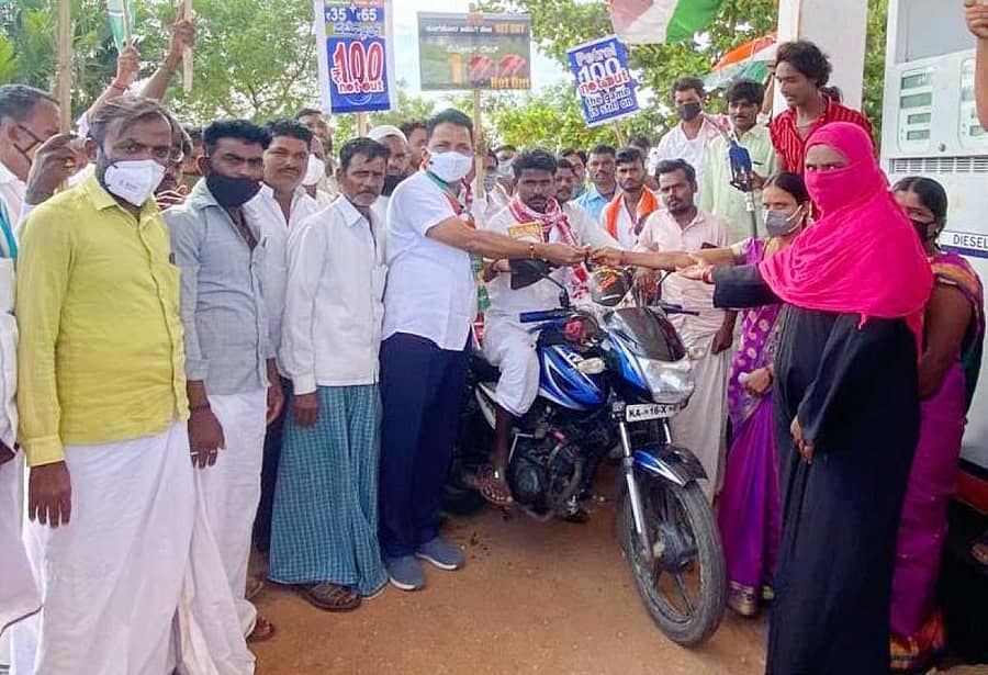 ಕನಕಗಿರಿ ಸಮೀಪದ ಹುಲಿಹೈದರ ಗ್ರಾಮದ ಪೆಟ್ರೋಲ್ ಬಂಕ್ ಎದುರು ಕಾಂಗ್ರೆಸ್  ಕಾರ್ಯಕರ್ತರು  ಭಾನುವಾರ ಪ್ರತಿಭಟನೆ ನಡೆಸಿದರು