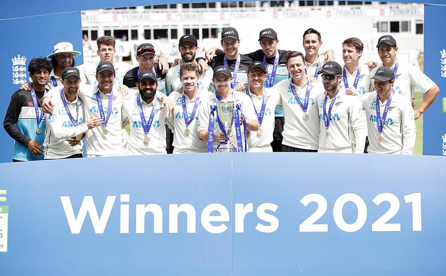 ಟ್ರೋಫಿಯೊಂದಿಗೆ ಸಂಭ್ರಮಿಸಿದ ನ್ಯೂಜಿಲೆಂಡ್ ತಂಡದ ಆಟಗಾರರು– ರಾಯಿಟರ್ಸ್ ಚಿತ್ರ