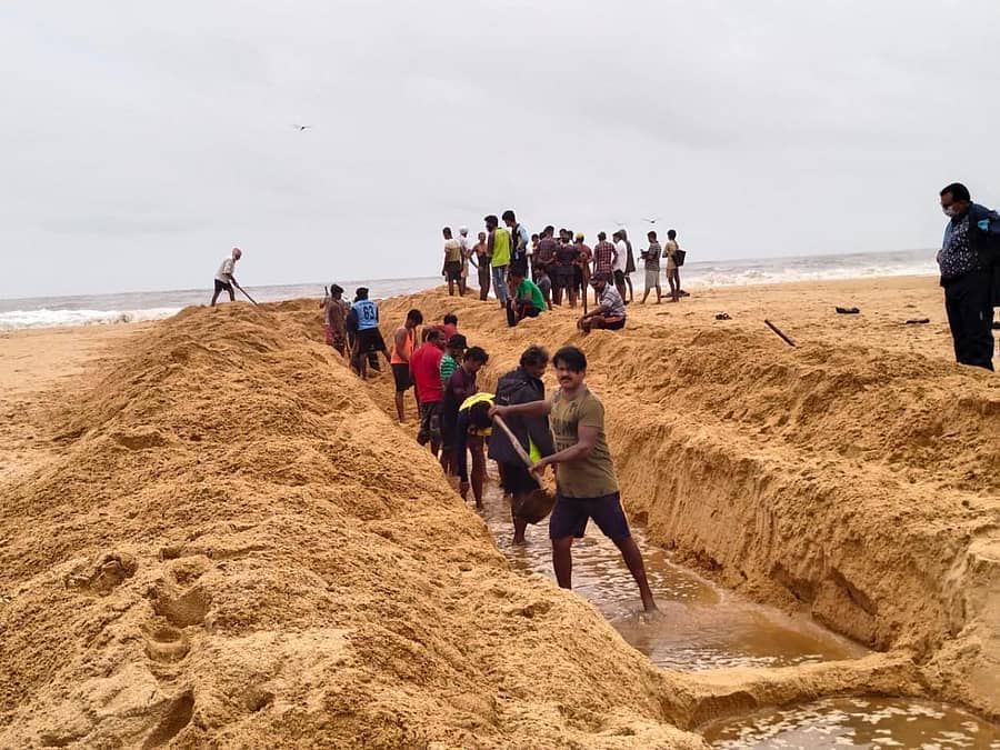 ಕೋಡಿ ಕಡಿಯುವ ಕಾರ್ಯದಲ್ಲಿ ತೊಡಗಿಸಿಕೊಂಡ ನದಿಭಾಗ ಮತ್ತು ಸ್ಥಳೀಯ ಜನರು