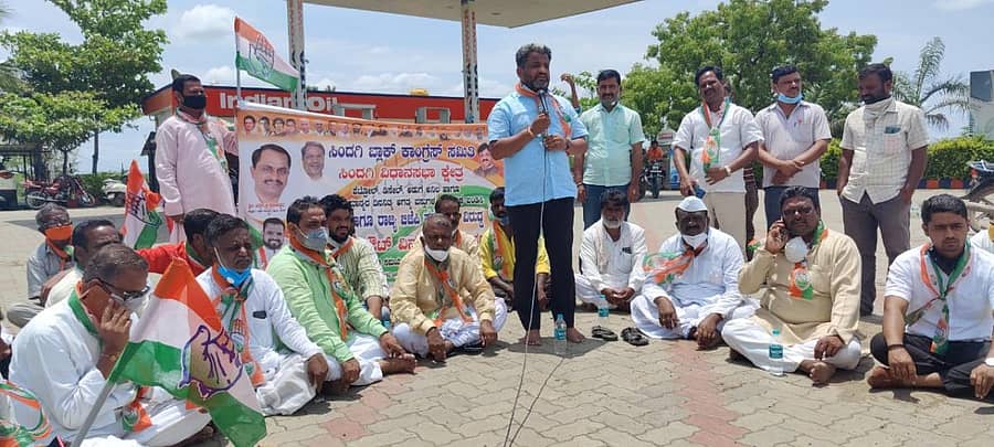 ಗೋಲಗೇರಿ ಗ್ರಾಮದ ಪೆಟ್ರೋಲ್ ಪಂಪ್ ಎದುರು ನಡೆದ ಪ್ರತಿಭಟನೆಯಲ್ಲಿ ಸಿಂದಗಿ ವಿಧಾನಸಭಾ ಕ್ಷೇತ್ರದ ಕಾಂಗ್ರೆಸ್ ಅಭ್ಯರ್ಥಿ ಅಶೋಕ ಮನಗೂಳಿ ಮಾತನಾಡಿದರು