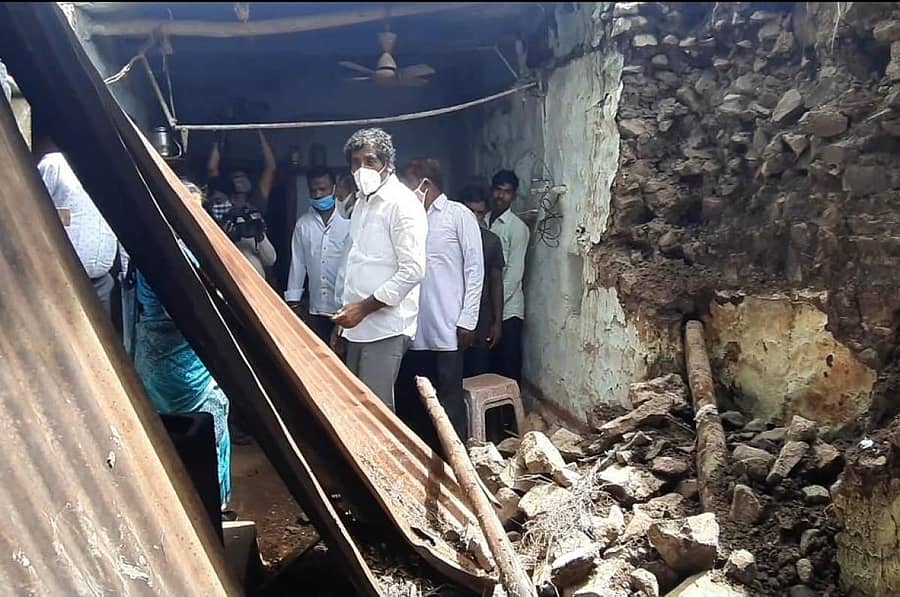 ಬೀದರ್ ತಾಲ್ಲೂಕಿನ ಚಿಮಕೋಡದಲ್ಲಿ ಮಳೆಯಿಂದಾಗಿ ಹಾನಿಗೊಳಗಾದ ಮನೆ ವೀಕ್ಷಿಸಿದ ಶಾಸಕ ರಹೀಂ ಖಾನ್