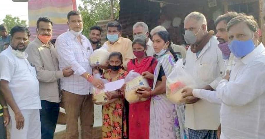 ಚಿಟಗುಪ್ಪ ಸಮೀಪದ ಹಣಕುಣಿ ಗ್ರಾಮದ ಅಶ್ವಿನಿ ಹಾಗೂ ಮಹಾನಂದಾ ಅವರಿಗೆ ಬಿಜೆಪಿ ಮುಖಂಡ ಸಿದ್ದು ಪಾಟೀಲ ಸಂಗಡಿಗರು ಭಾನುವಾರ ನಗದು ಹಣ, ಆಹಾರ ಧಾನ್ಯದ ಕಿಟ್ ವಿತರಿಸಿದರು