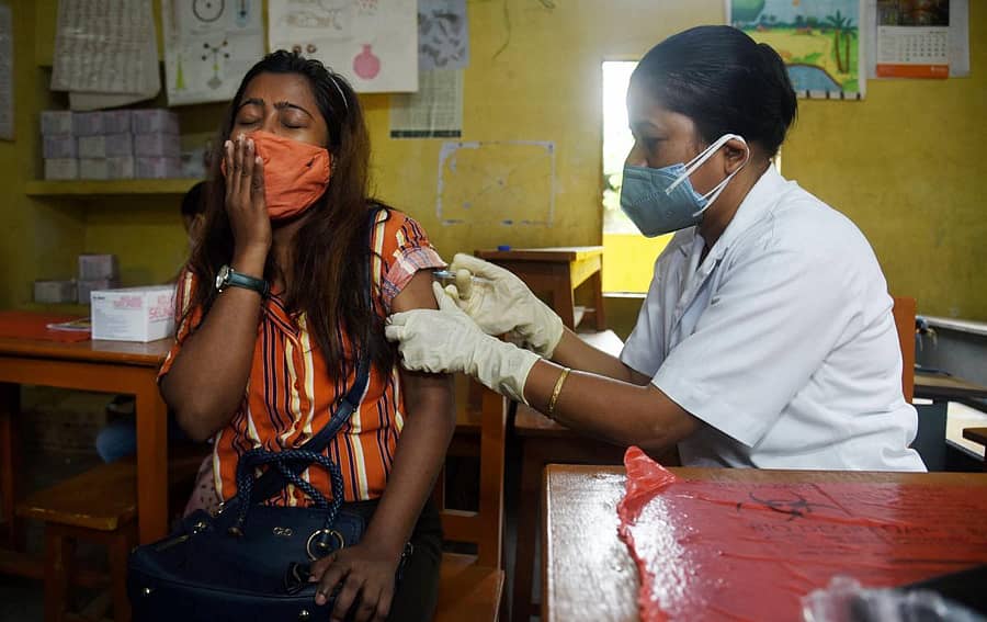 ಗುವಾಹಟಿಯಲ್ಲಿ ಭಾನುವಾರ ಯುವತಿಯೊಬ್ಬರು ಲಸಿಕೆ ಪಡೆದರು. (ಪಿಟಿಐ)