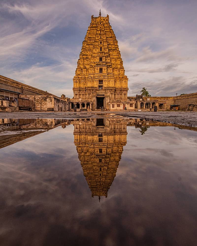 ಹೊಸಪೇಟೆ ನಗರ ಸೇರಿದಂತೆ ಸುತ್ತಮುತ್ತಲಿನ ಭಾಗಗಳಲ್ಲಿ ಭಾನುವಾರ ಉತ್ತಮ ಮಳೆಯಾಗಿದೆ. ತಾಲ್ಲೂಕಿನ ಹಂಪಿ ವಿರೂಪಾಕ್ಷೇಶ್ವರ ದೇವಸ್ಥಾನದ ಆವರಣದಲ್ಲಿ ನಿಂತಿದ್ದ ಮಳೆ ನೀರಿನಲ್ಲಿ ಬಿಷ್ಟಪ್ಪಯ್ಯ ಗೋಪುರದ ಪ್ರತಿಬಿಂಬ ಕಂಡಿದ್ದು ಹೀಗೆ