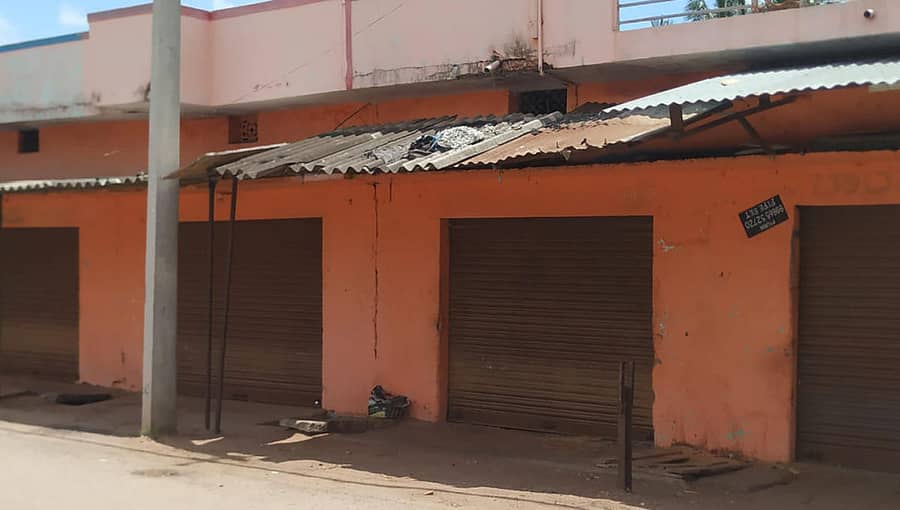 ಹುಣಸೂರು ನಗರದ ನ್ಯೂ ರತ್ನಾಪುರಿ ರಸ್ತೆಯಲ್ಲಿನ ಪೀಠೋಪಕರಣ ಮಳಿಗೆಗಳು ಬಂದ್ ಆಗಿರವುದು