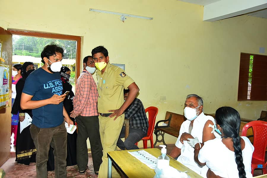 ಚಿತ್ರದುರ್ಗದ ಬಾಲಕಿಯರ ಪದವಿಪೂರ್ವ ಕಾಲೇಜು ಆವರಣದಲ್ಲಿ ಸ್ಥಾಪಿಸಿದ ಕೇಂದ್ರದಲ್ಲಿ ಲಸಿಕೆ ಪಡೆದ ಸಾರ್ವಜನಿಕರು