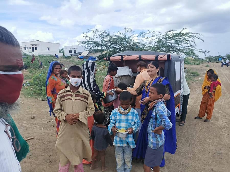 ವಿಜಯಪುರ ನಗರದಲ್ಲಿ ಜೋಪಡಿಯಲ್ಲಿ ವಾಸವಾಗಿರುವ ಅಲೆಮಾರಿ ಸಮುದಾಯದ ಮಹಿಳೆಯರು, ಮಕ್ಕಳಿಗೆ ವಿಶ್ವಕರ್ಮ ಮಹಿಳಾ ಸಮಾಜದ ಜಿಲ್ಲಾ ಘಟಕದ ಅಧ್ಯಕ್ಷೆ ಭಾರತಿ ಟಂಕಸಾಲಿ ಆಹಾರ ವಿತರಿಸಿದರು