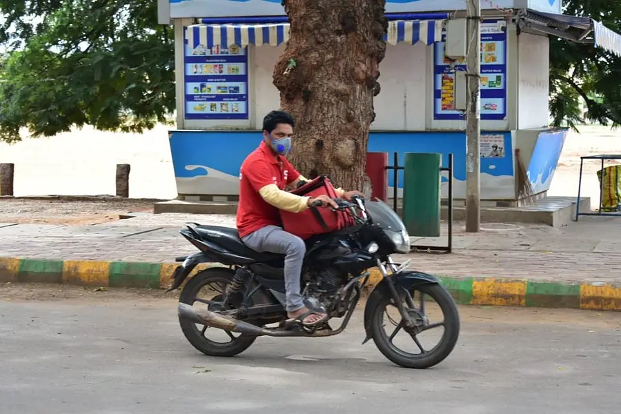 ಸಂಗೀತ ವಿದ್ಯಾರ್ಥಿ ಇನ್ಸಾಫ್‌ ಹೋಂ ಡೆಲಿವರಿ ಕೆಲಸ ಮಾಡುತ್ತಿರುವುದು