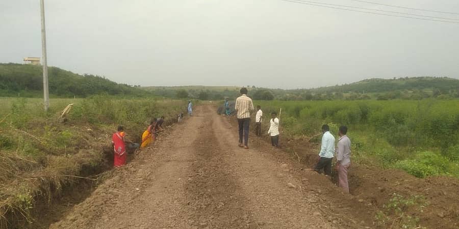 ಭಾಲ್ಕಿ ತಾಲ್ಲೂಕಿನ ಹಲಬರ್ಗಾ ಗ್ರಾಮ ಪಂಚಾಯಿತಿ ವ್ಯಾಪ್ತಿಯಲ್ಲಿ ನರೇಗಾದಲ್ಲಿ ನಿರ್ಮಿಸಿದ ರಸ್ತೆ