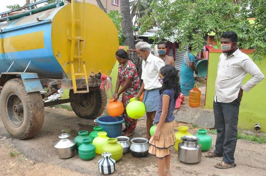 ಮಂಡ್ಯದ ಗುತ್ತಲು ಬಡಾವಣೆಯಲ್ಲಿ ಟ್ಯಾಂಕರ್ನಲ್ಲಿ ನೀರು ಹಿಡಿದುಕೊಳ್ಳುತ್ತಿರುವ ನಿವಾಸಿಗಳು (ಎಡಚಿತ್ರ). ಮಂಡ್ಯ ನಗರದ ತಾವರೆಗೆರೆಯಲ್ಲಿ ಟ್ಯಾಂಕರ್ ಮೂಲಕ ಮನೆಯೊಂದರ ಸಂಪ್ಗೆ ನೀರು ತುಂಬಿಸಿಕೊಳ್ಳುತ್ತಿರುವುದು. ನೀರು ವ್ಯರ್ಥವಾಗುವುದನ್ನು ತಪ್ಪಿಸಲು ಟಬ್ ಇಟ್ಟಿರುವುದು