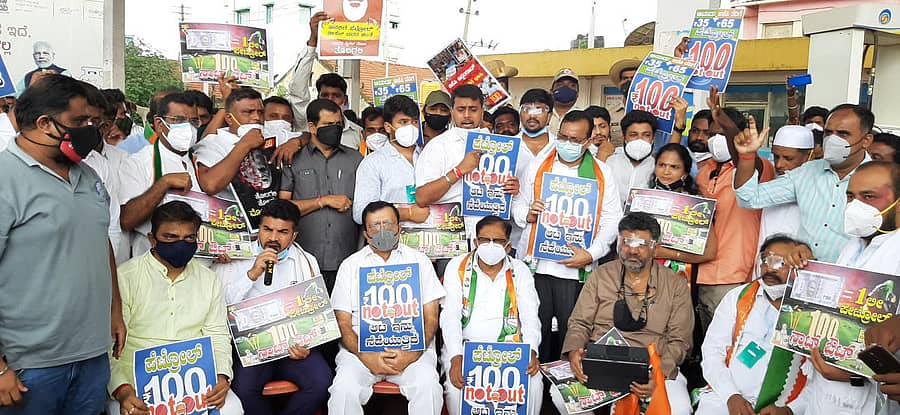 ತಿಪಟೂರು ತಾಲ್ಲೂಕಿನ ಕಿಬ್ಬನಹಳ್ಳಿ ಹೋಬಳಿಯ ಕೆ.ಬಿ.ಕ್ರಾಸ್‍ ಬಳಿ ನಡೆದ ಪ್ರತಿಭಟನೆಯಲ್ಲಿ ಭಾಗವಹಿಸಿದ್ದ ಮುಖಂಡರು