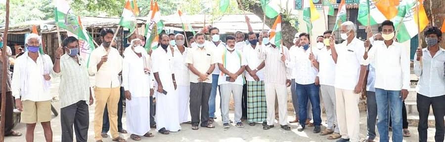 ಮಾಗಡಿಯಲ್ಲಿ ಪೆಟ್ರೋಲ್‌ ಮತ್ತು ಡೀಸೆಲ್‌ ಬೆಲೆ ಏರಿಕೆ ವಿರುದ್ಧ ತಿಪ್ಪಸಂದ್ರ ಹೋಬಳಿಯ ಕಾಂಗ್ರೆಸ್‌ ಕಾರ್ಯಕರ್ತರು ಪ್ರತಿಭಟನೆ ನಡೆಸಿದರು